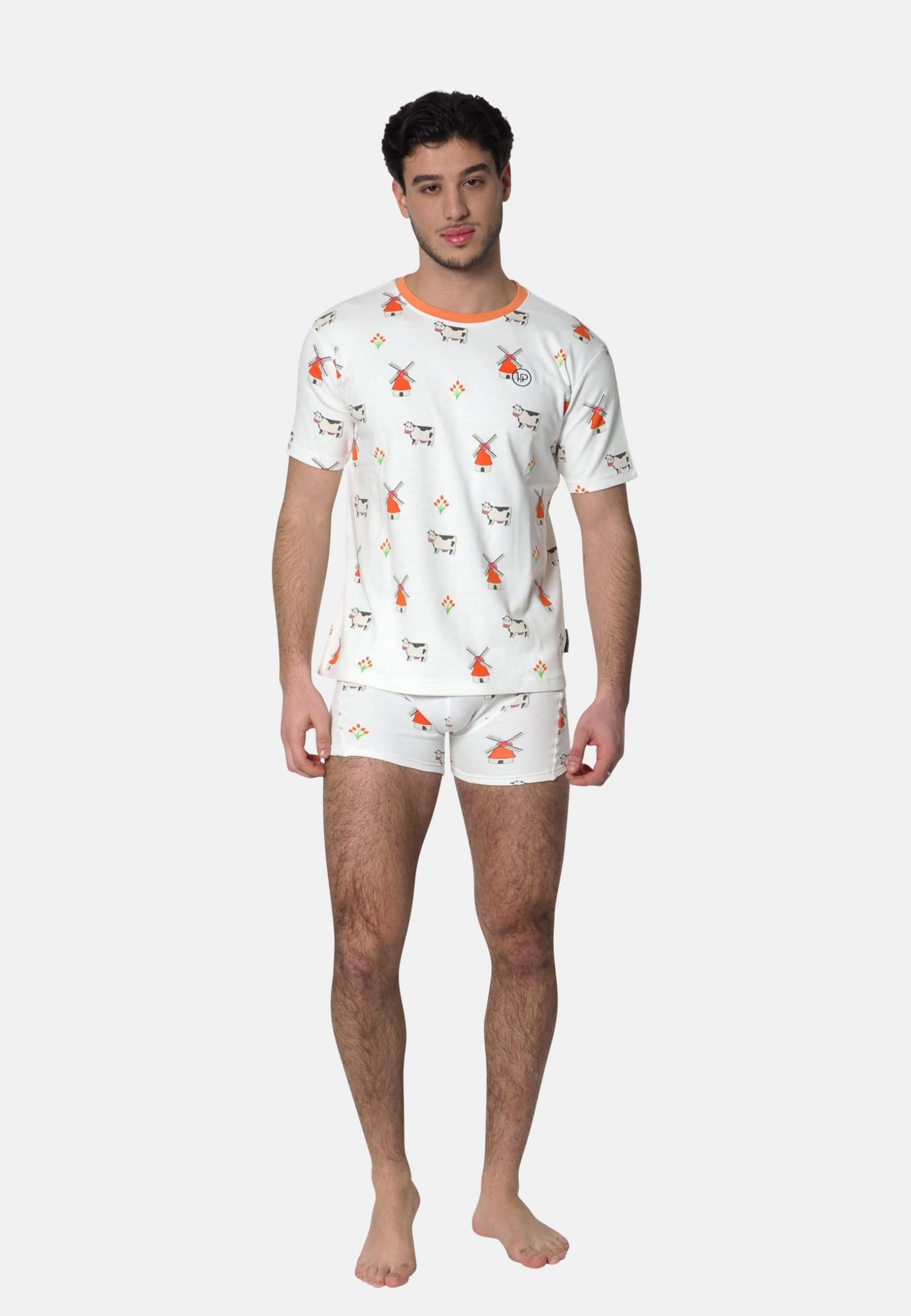 Shortama heren die de man draagt, witte shortama met Nederlands design