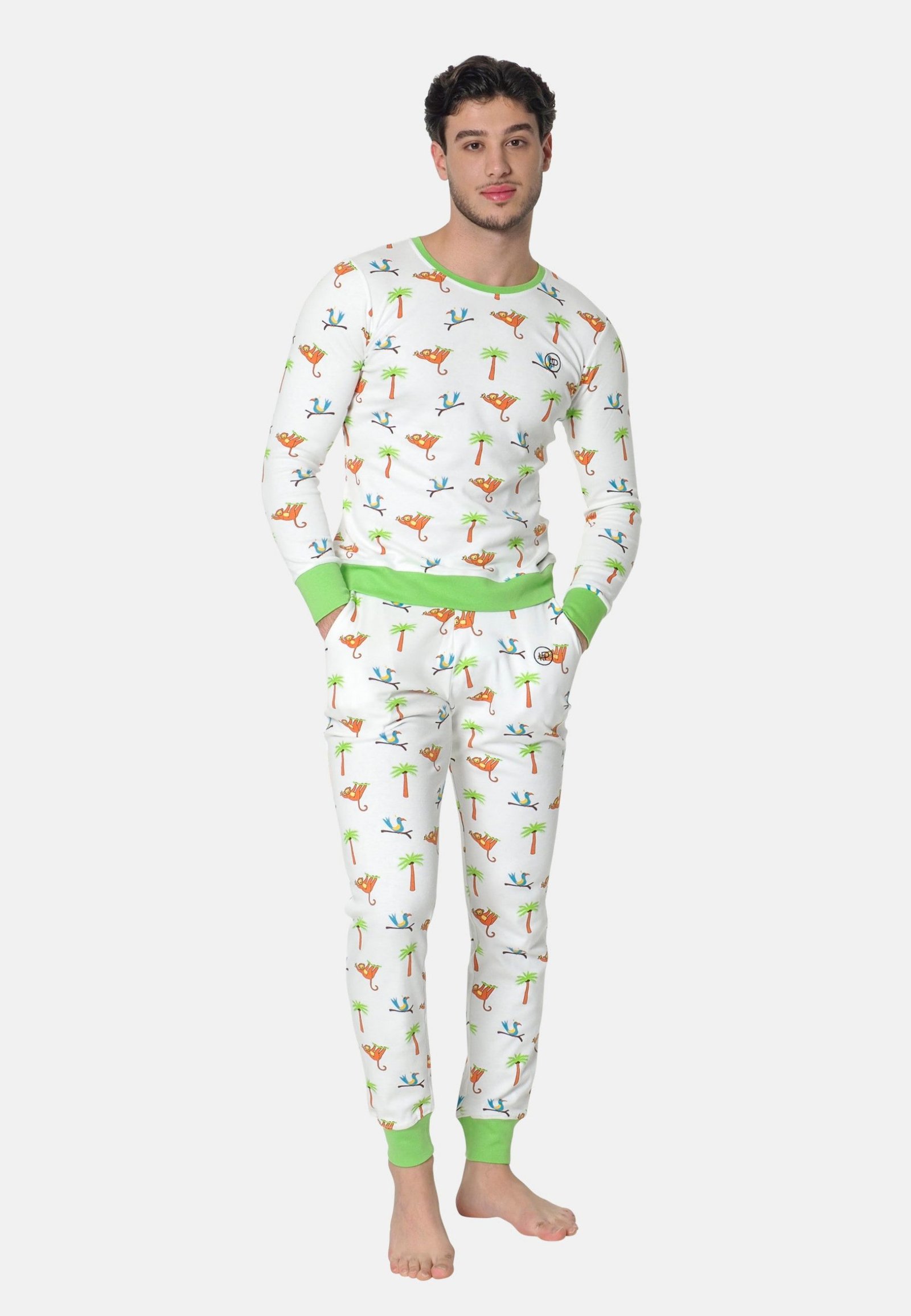 Man draagt heren pyjama met lange broek en shirt met lange mouwen