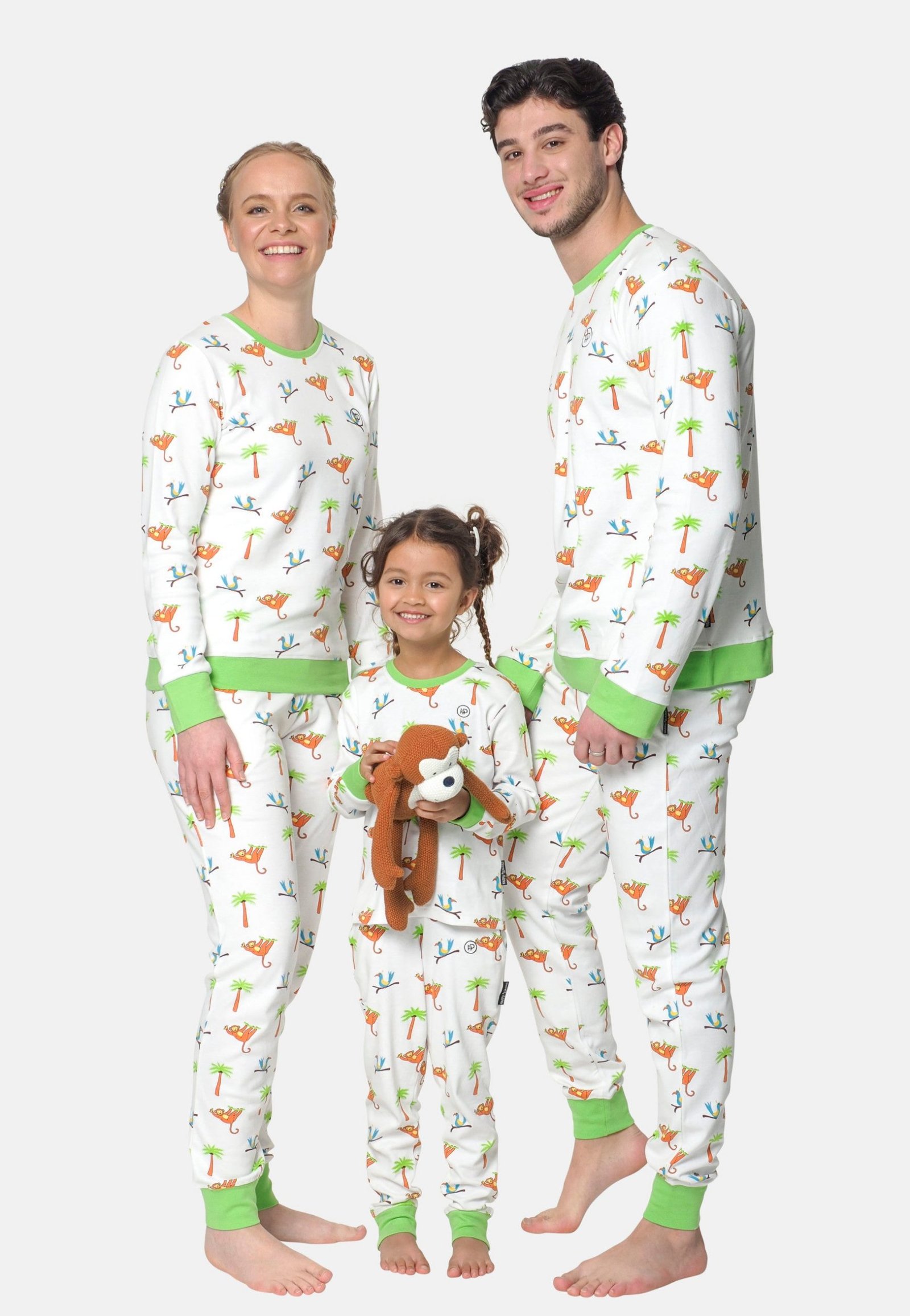 Gezin in een Jungle thema pyjama, kind in een kinder pyjama met een aapjes knuffel.
