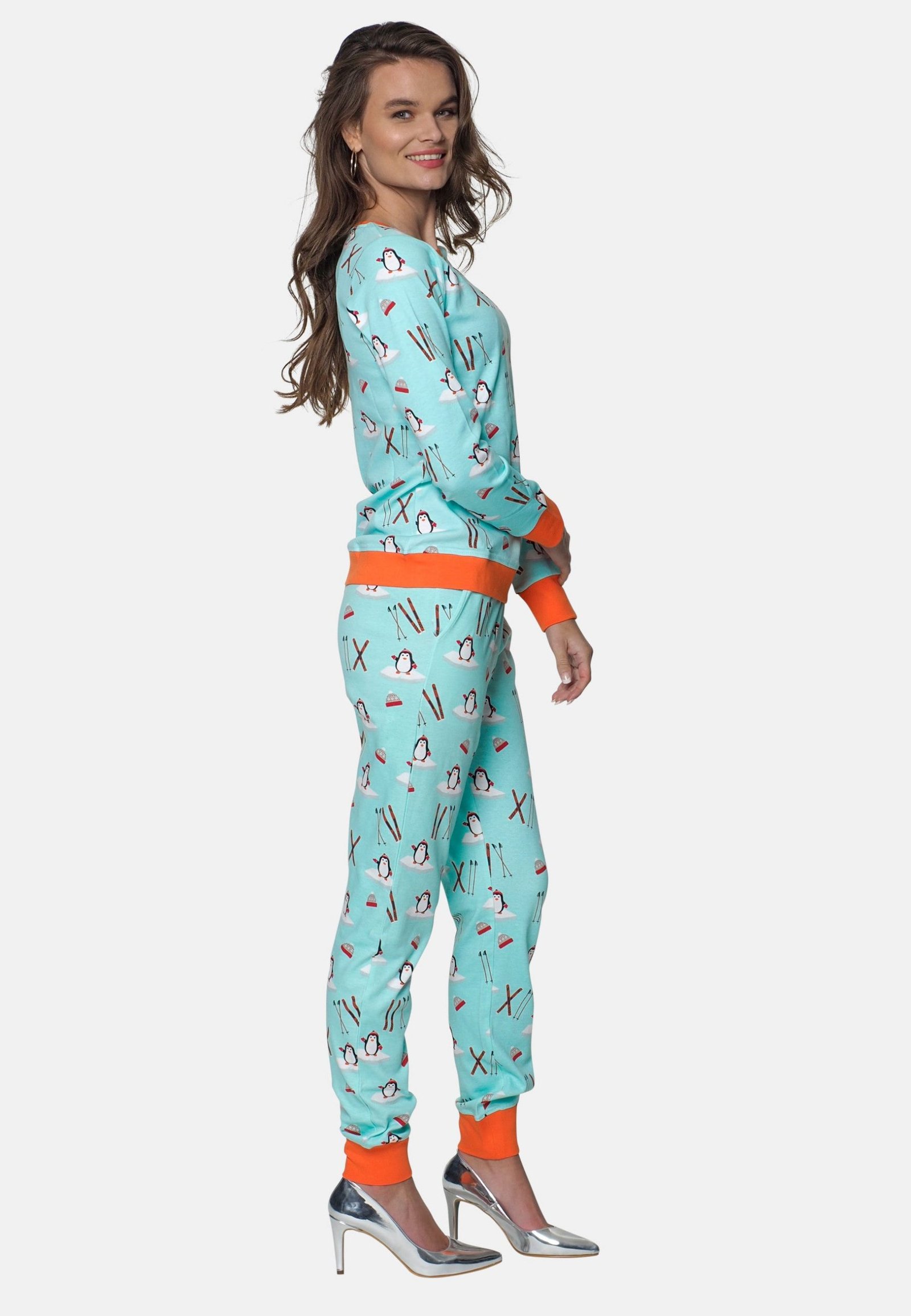 Blauwe pyjama dames met pinguins en een leuke oranje elastische band, daar word ze vrolijk van