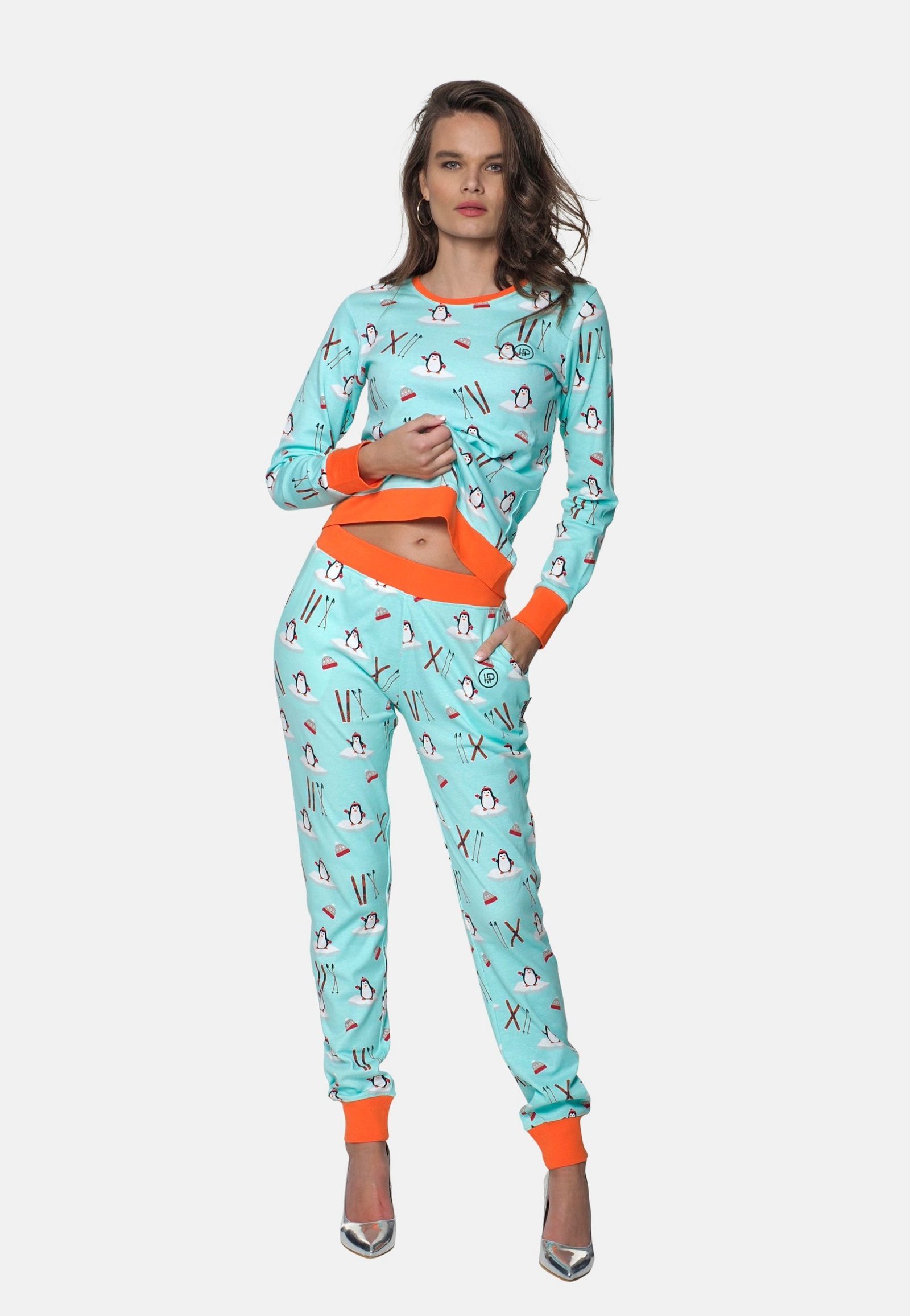 Model laat de band van de dames pyjama broek zien en houdt haar pyjama shirt omhoog