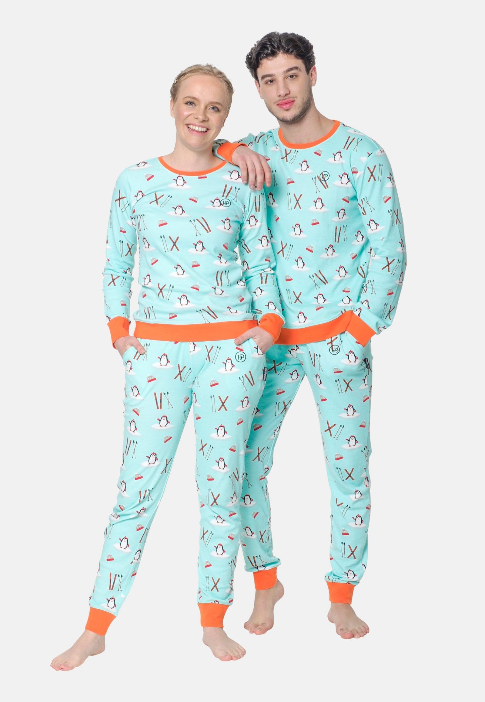 Gezellig koppel met dezelfde blauwe lange pyjama aan