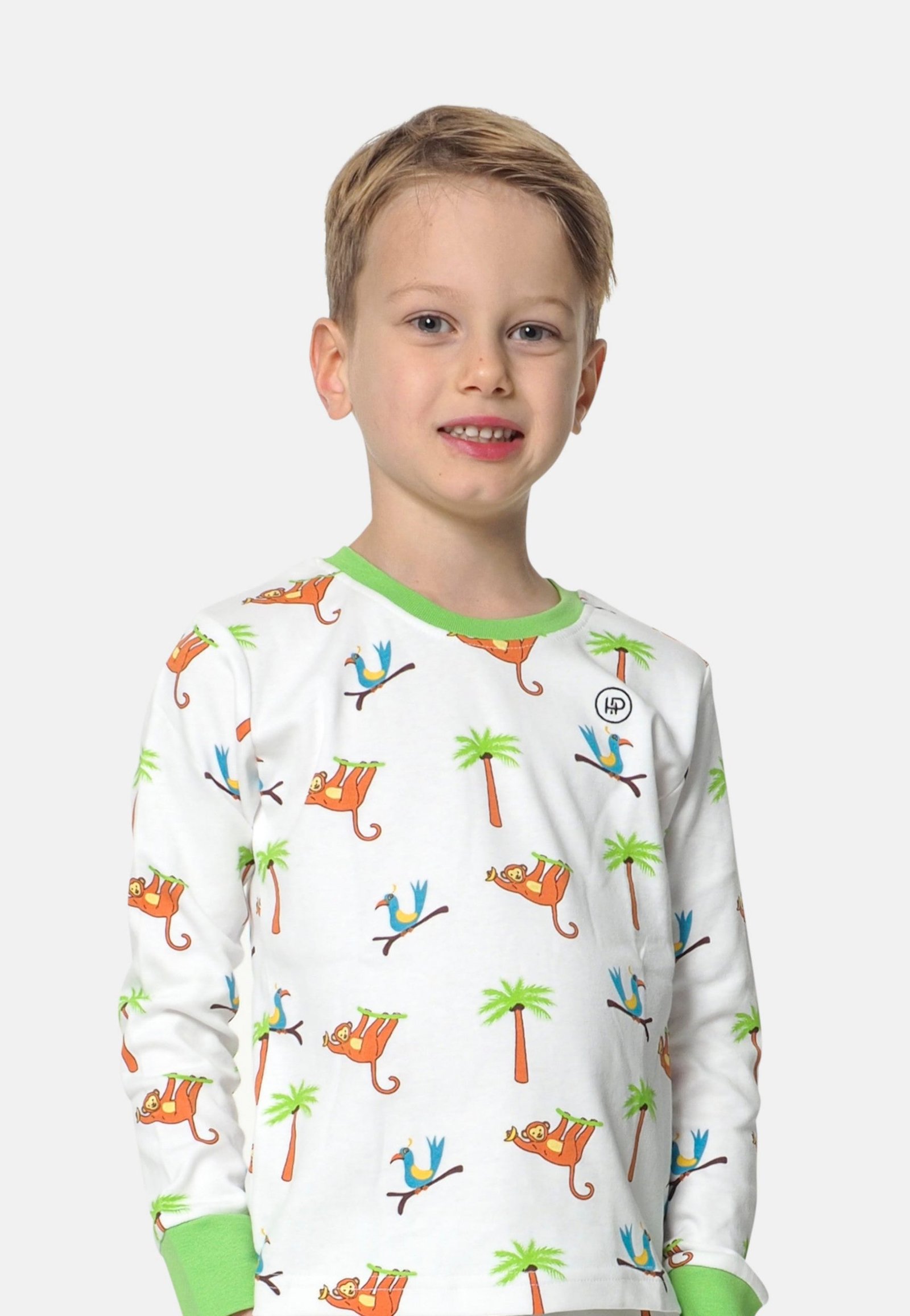 Jongen toont het pyjama shirt van de jungle kinder pyjama