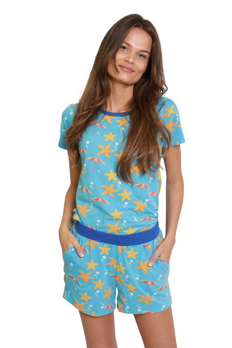 Lachende vrouw met een mooie blauwe shortama dames aan, met elastische band bij de middel