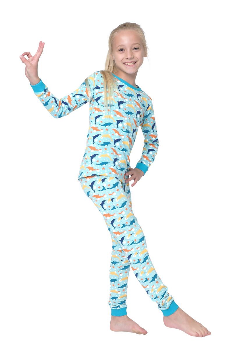 Meisje houdt haar hand omhoog en poseert in een blauwe meisjes pyjama met het thema zee