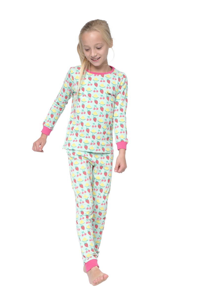 Lopend meisje in een vrolijke kinderpyjama met fruit prints zoals; aardbeien, meloen en kersen
