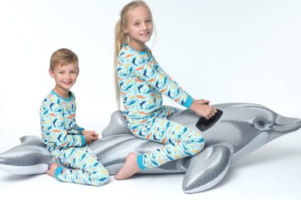 In een dolfijnenpyjama op een opblaas dolfijn.