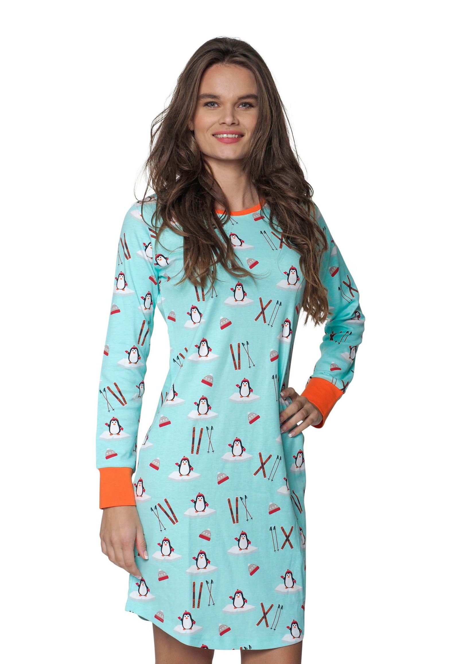 Pinguïn dames nachthemd lange mouwen, vrouw heeft haar hand in de zij van haar nachtjapon