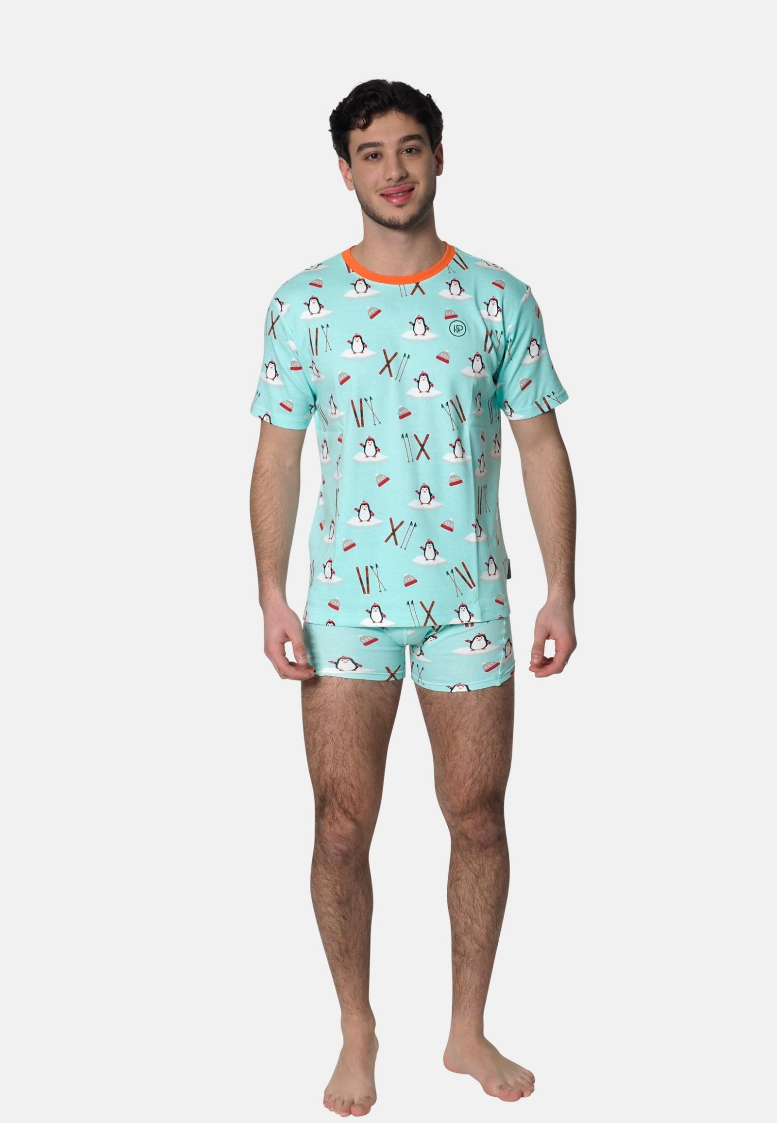 Vrolijke man met een heren shortama aan, een t-shirt en boxer in het blauw