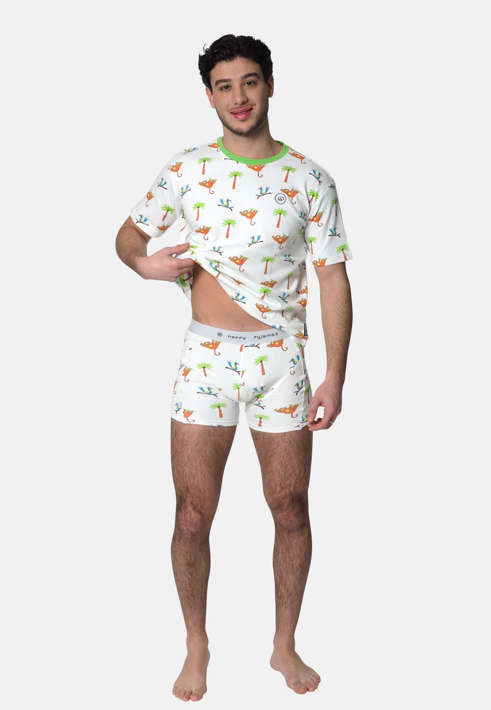 Man houdt slaapshirt omhoog, om het broekje van de heren shortama beter te laten zien