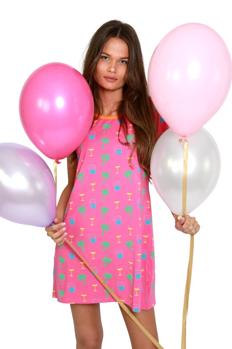 Roze dames nachthemd met palmbomen, cocktails, lantaarns. Staat tussen de balonnen