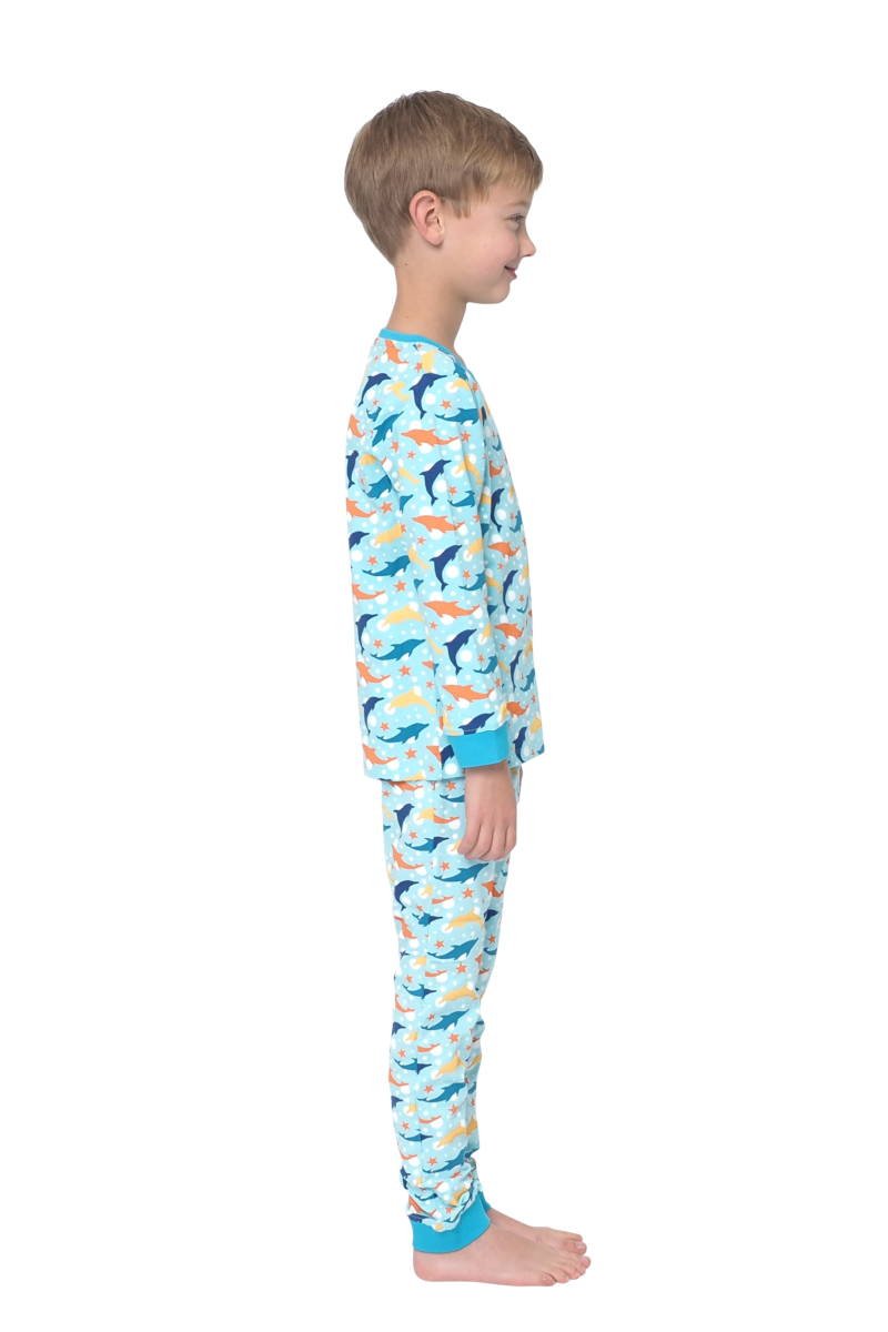Jongens vanaf de zijkant met een blauwe jongens pyjama met dolfijnen