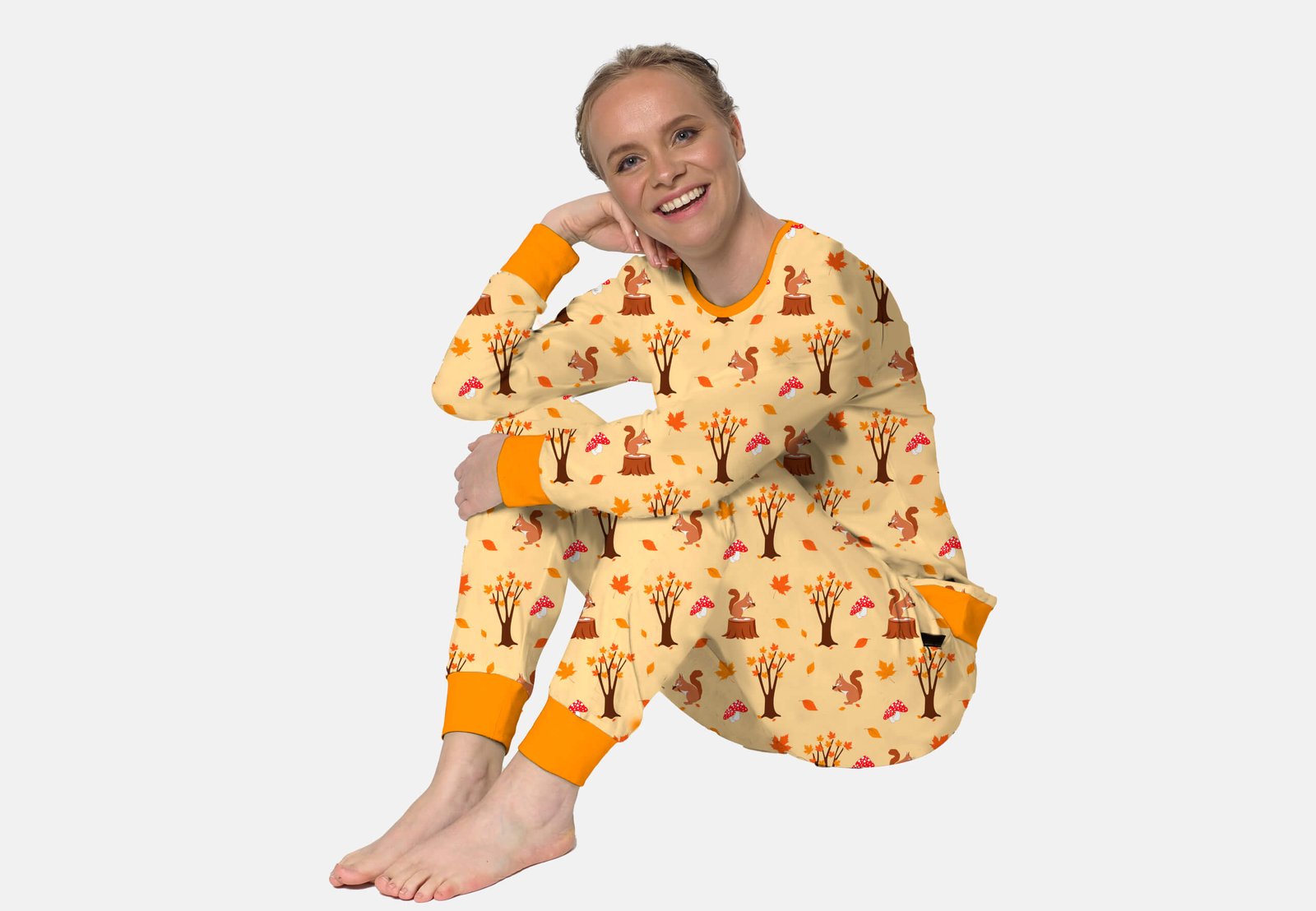 Zithouding in een leuke herfstpyjama. Bomen, eekhoorn op een boomstam en paddestoel.