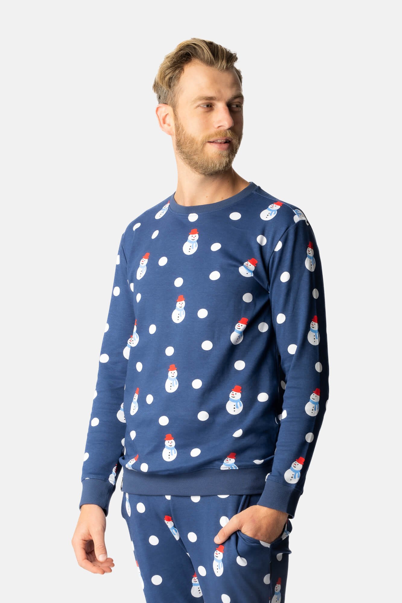 Model kijkt over de schouder in een sneeuwpoppen en dots pyjama