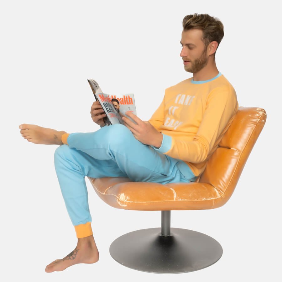 Tijdschrift aan het lezen in een stoel.