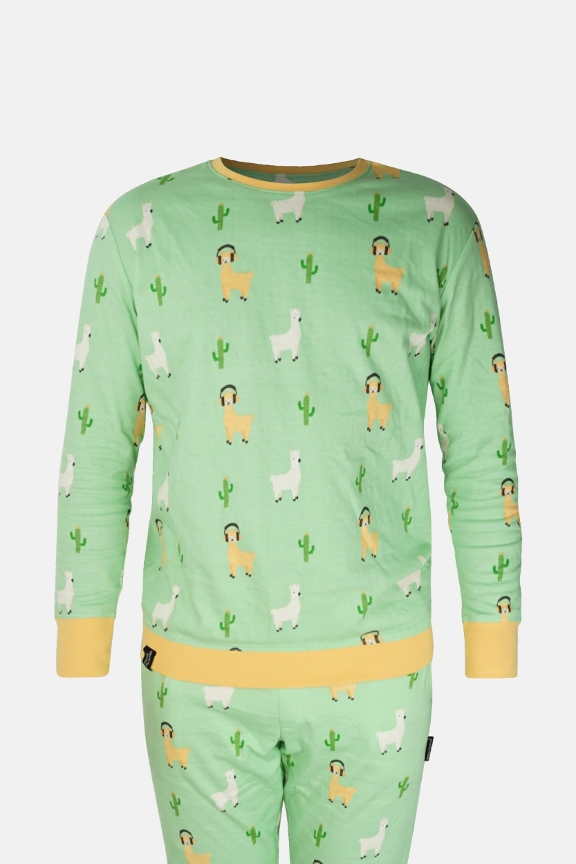 Lichtgroene heren pyjama set met alpaca-prints en cactusmotief, bestaande uit longsleeve shirt en pyjamabroek van zacht katoen