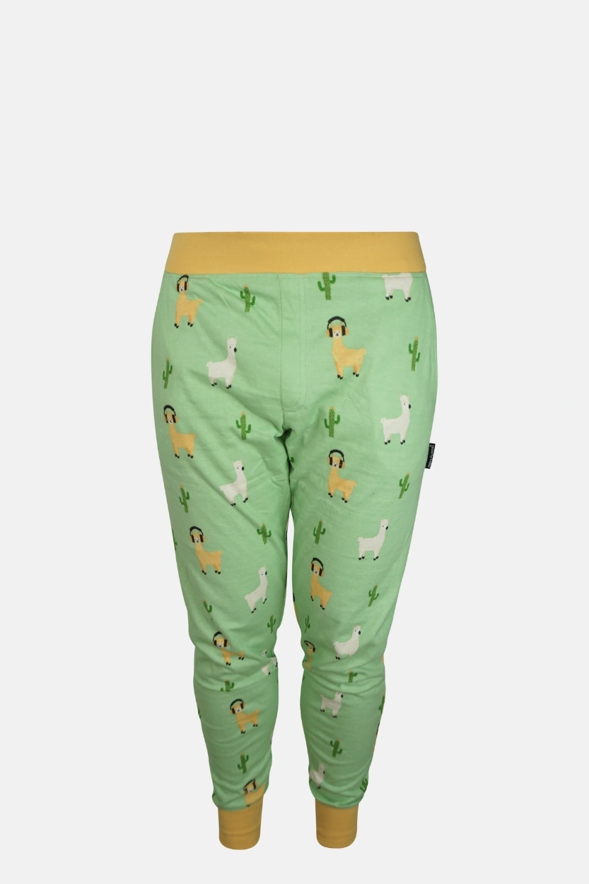 Broek van alpaca- en cactusprint op lichtgroene heren pyjama, met alpaca’s die koptelefoons dragen voor een speelse uitstraling.